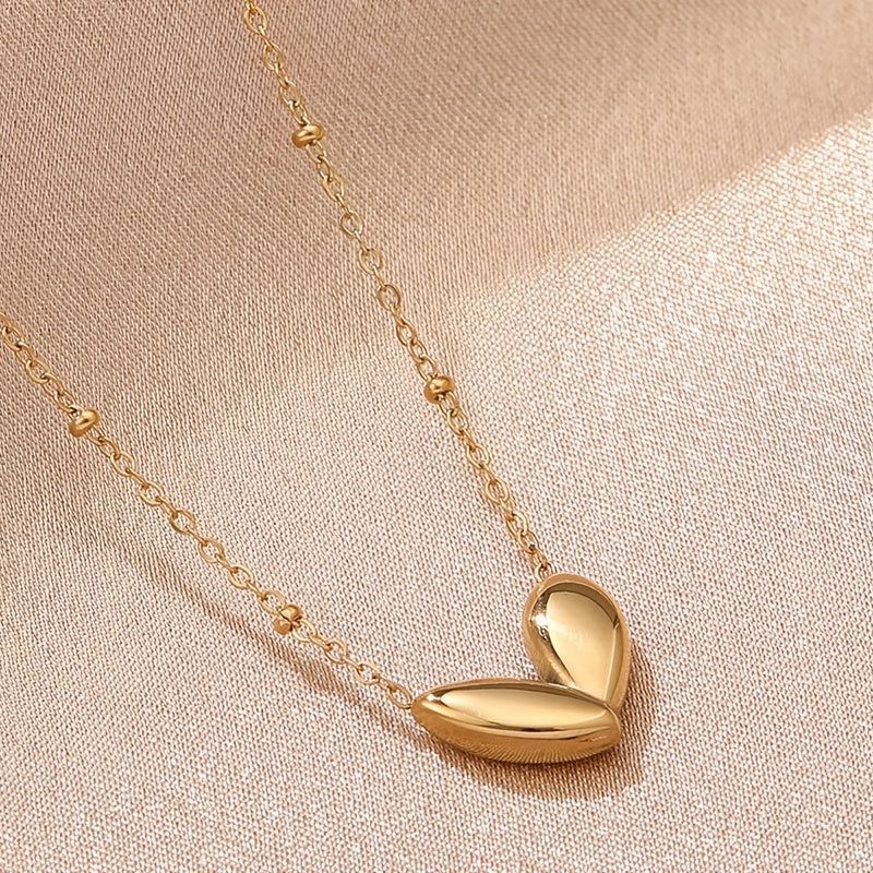 Charming Gold Heart Necklace – Simple Yet Sophisticated