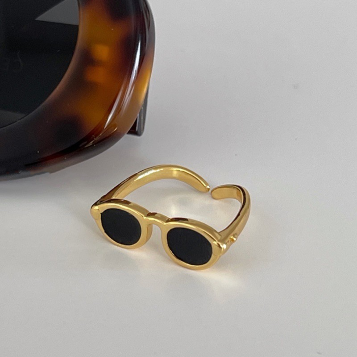 Black enamel glazed glasses ring
