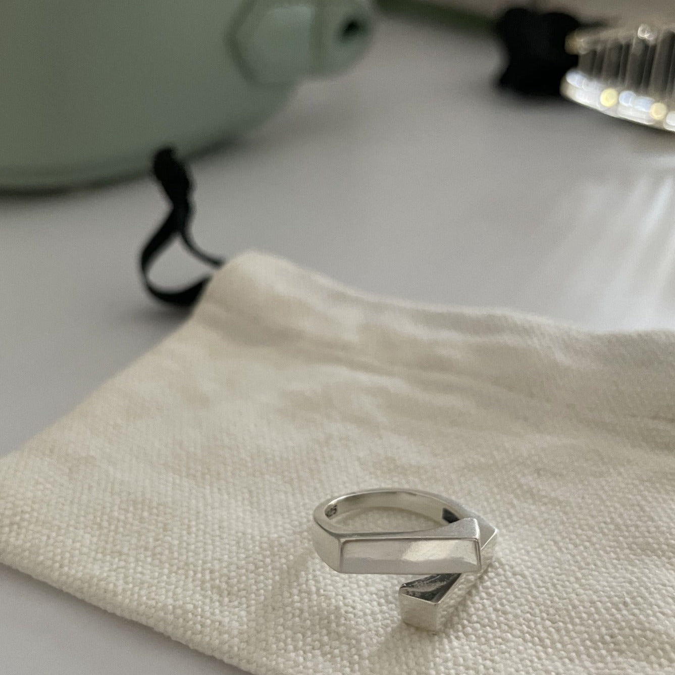 Geometric square ring