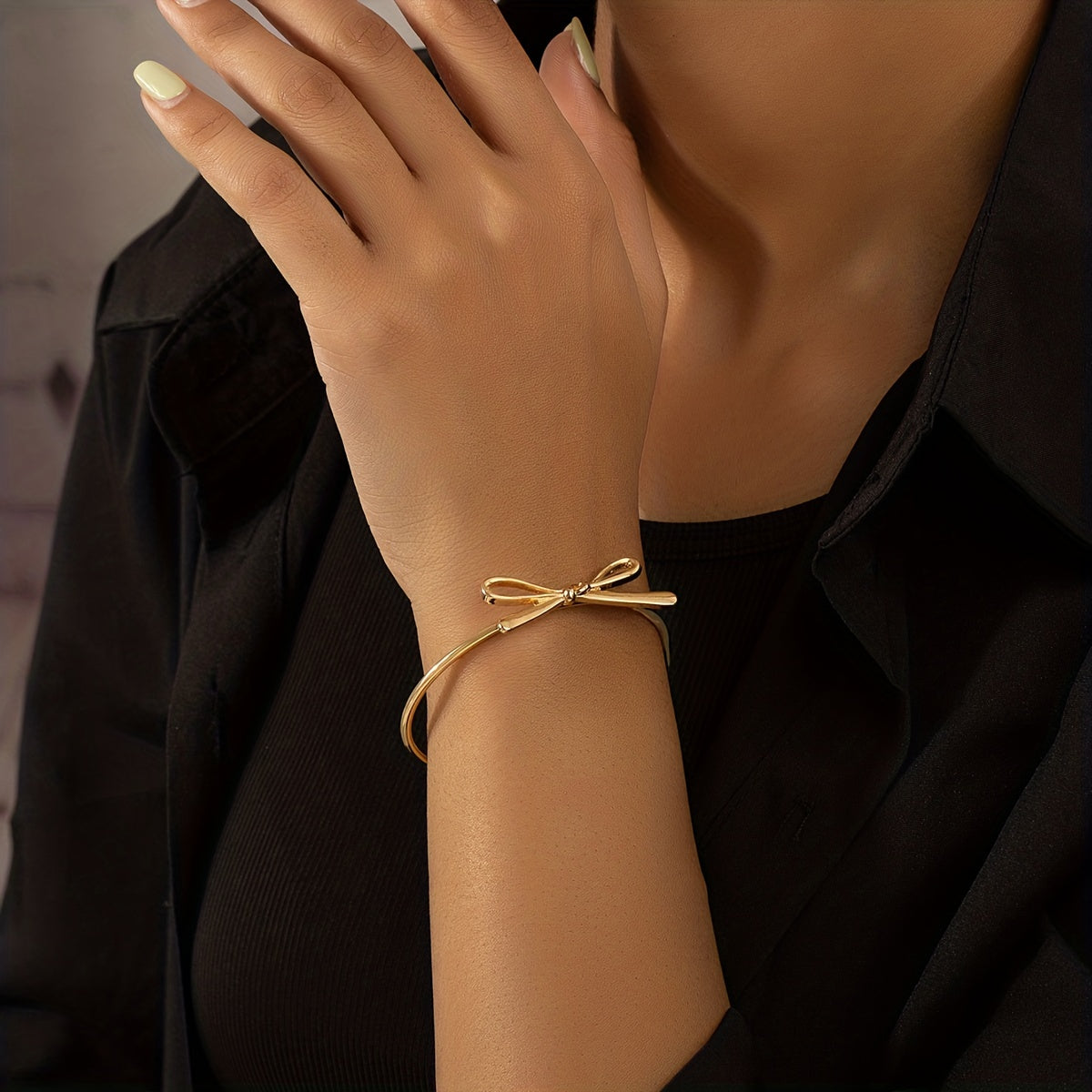 Vintage-Inspired Open Bangle – Delicate Bow Accent