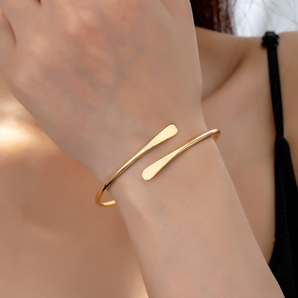 Silken Arc Gold Bangle – Minimal Elegance for Casual Chic Style