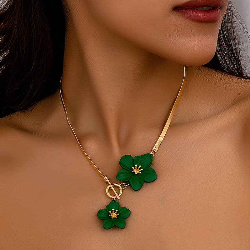 Gold-Tone Necklace with Double White Floral Pendants – Delicate & Feminine