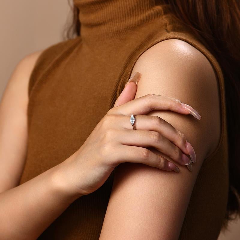 Slim Hailey Signature Band in 18k Gold