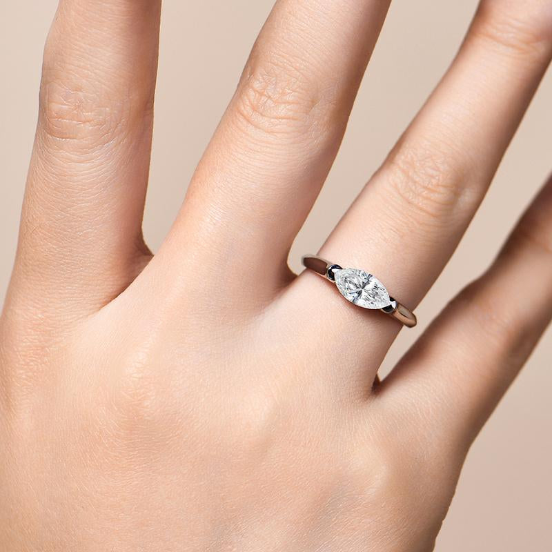 Slim Hailey Signature Band in 18k Gold