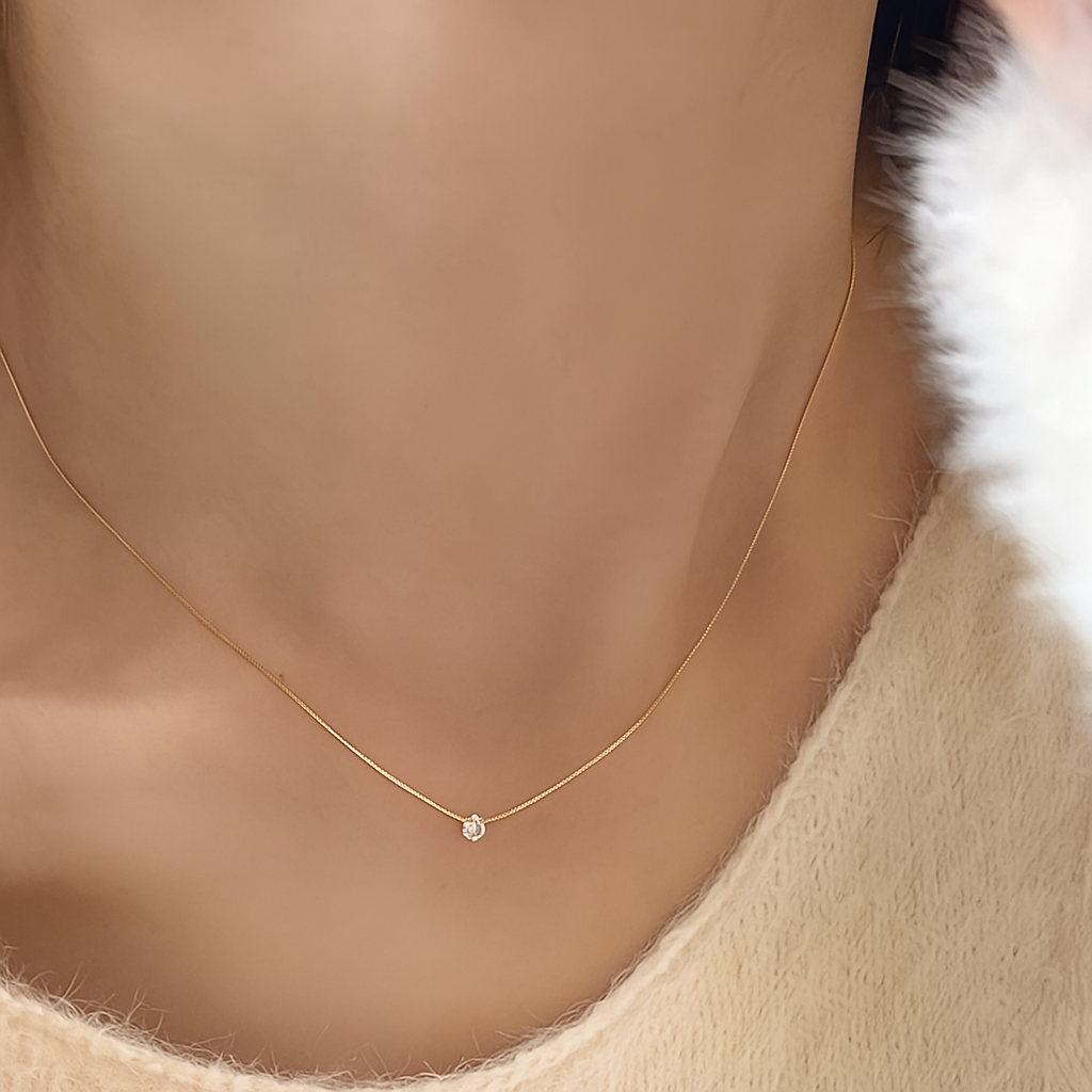 Elegant European-Style Pendant Necklace – Golden Finish with Sparkling Rhinestones