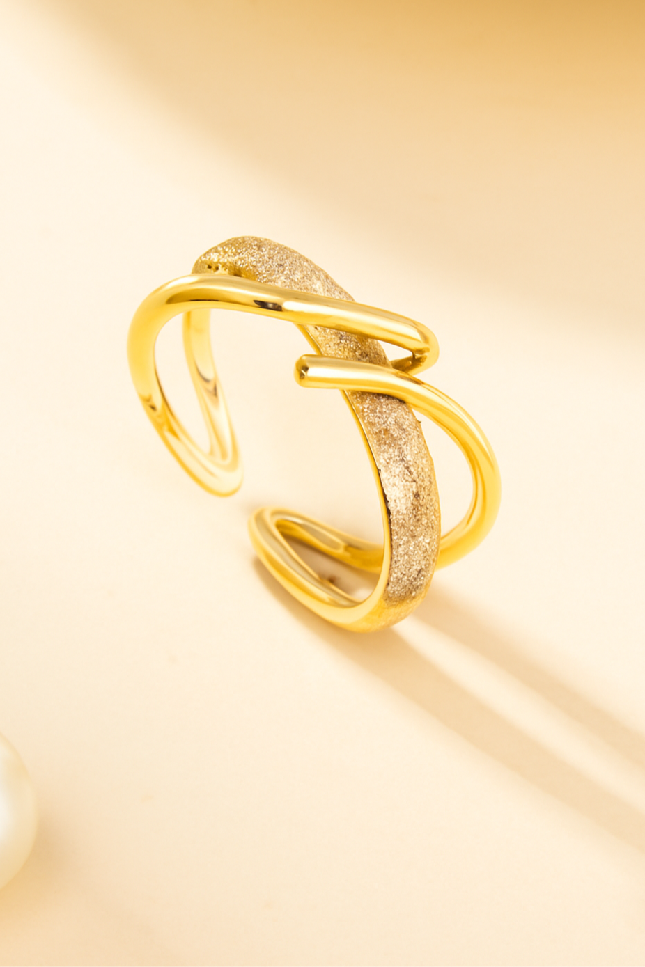 Sparkling ring with synthetic zirconia in elegant gold-colored copper