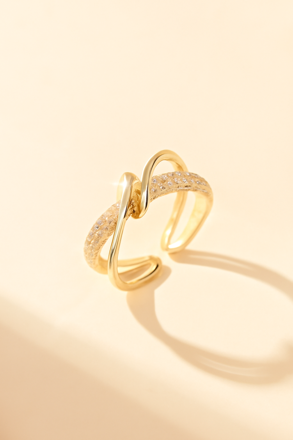 Sparkling ring with synthetic zirconia in elegant gold-colored copper