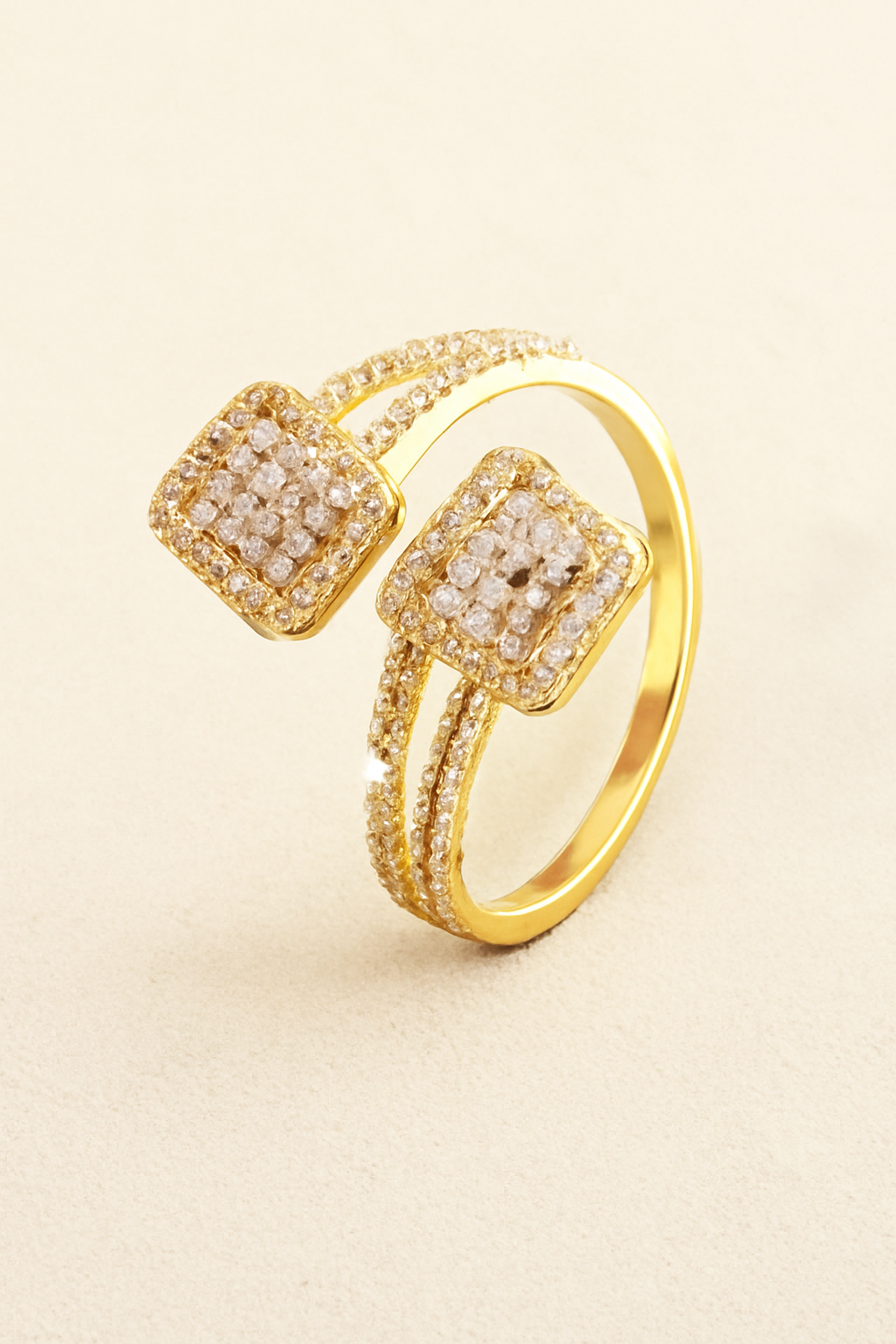 Ring of golden copper with zirconia