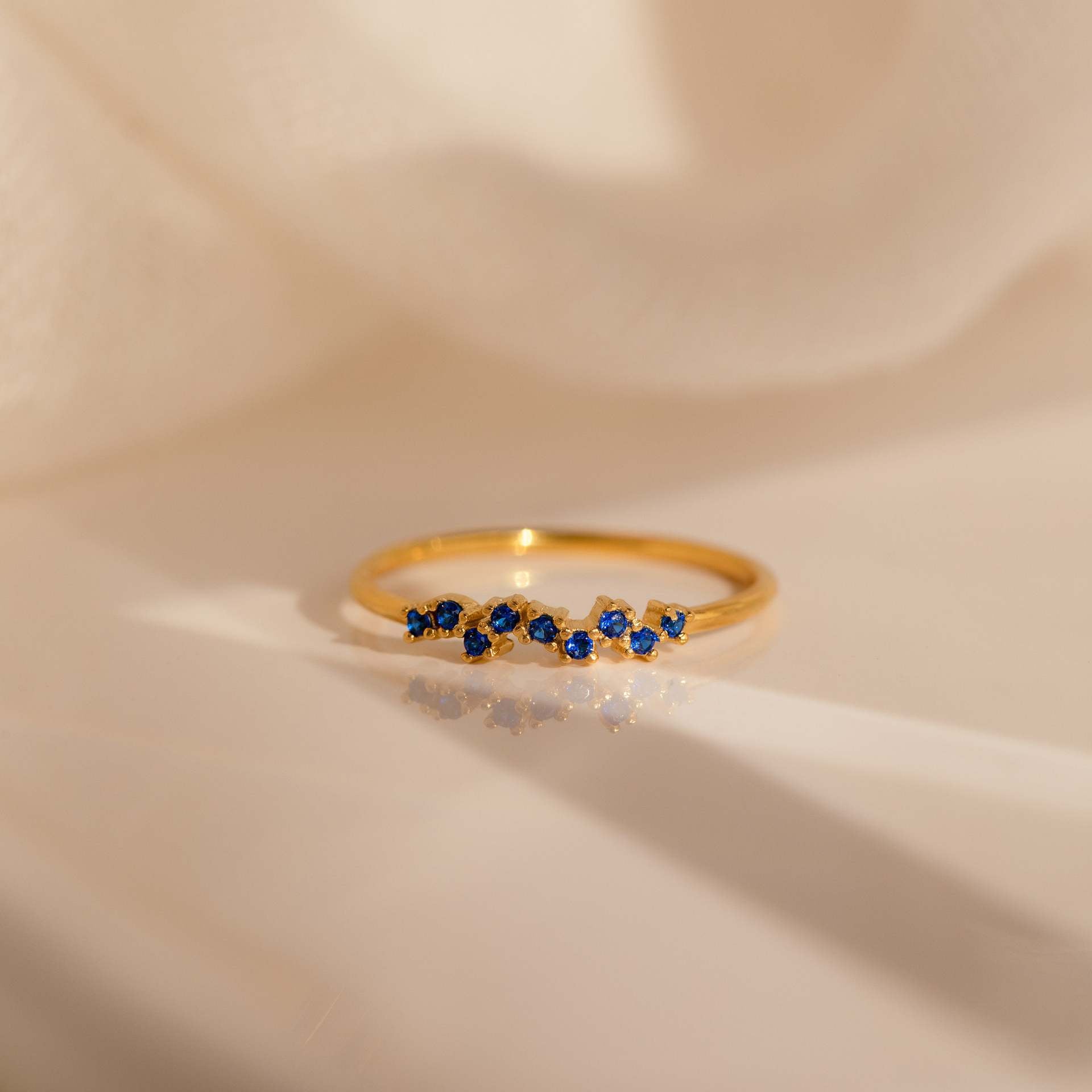 Chic & minimalist birthstone ring