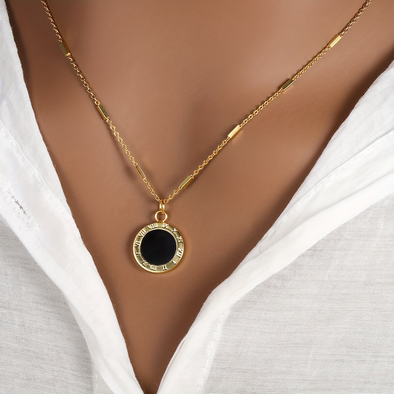 Elegant Roman Pendant Necklace - Classic Vintage Style