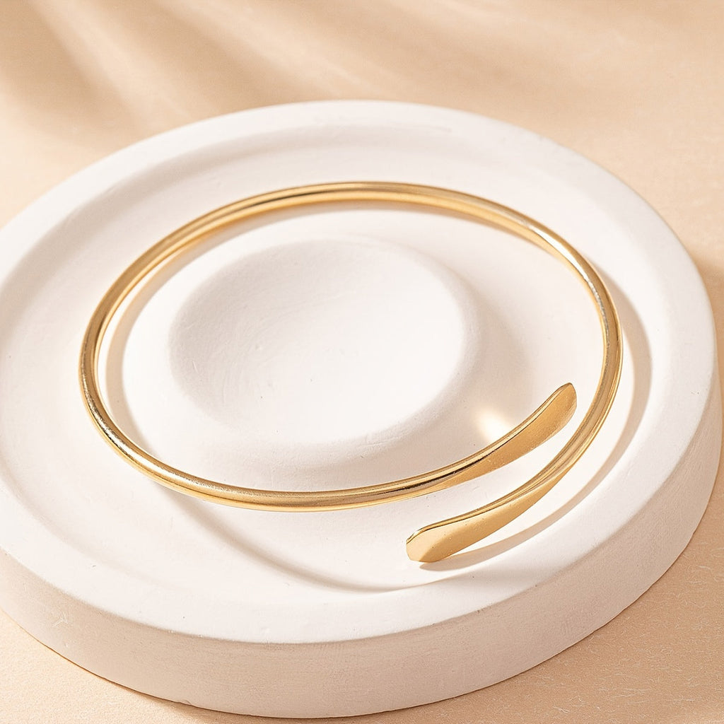Silken Arc Gold Bangle – Minimal Elegance for Casual Chic Style