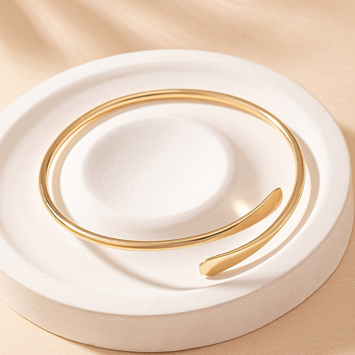 Silken Arc Gold Bangle – Minimal Elegance for Casual Chic Style