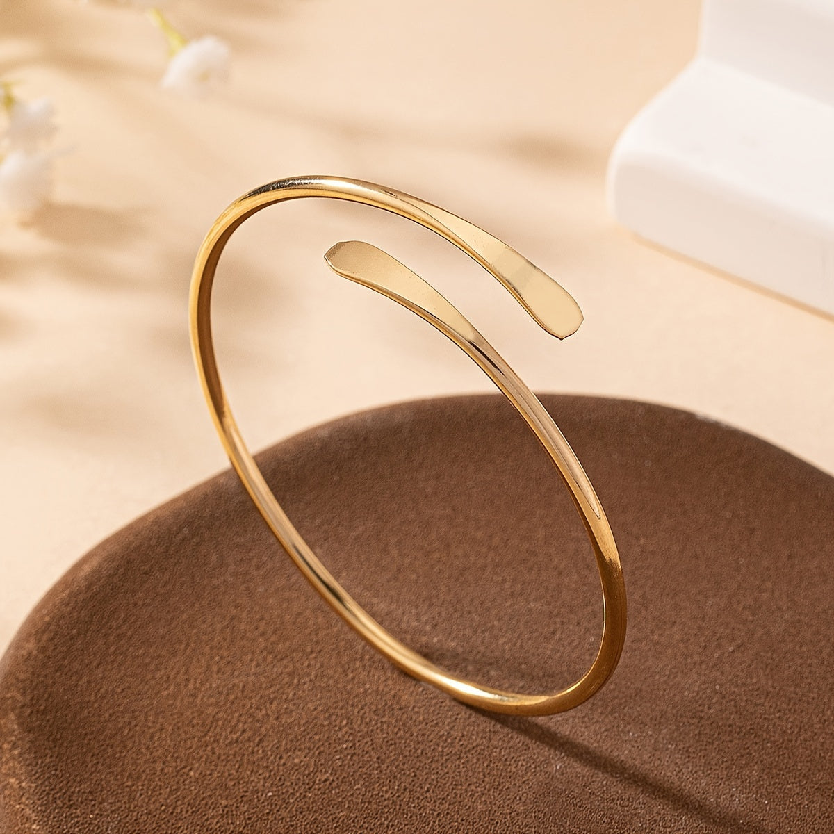 Silken Arc Gold Bangle – Minimal Elegance for Casual Chic Style