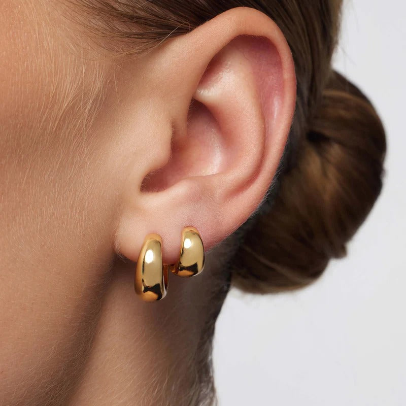 Rue Mini Hoop Earrings IN 18K Gold Subtle Shine