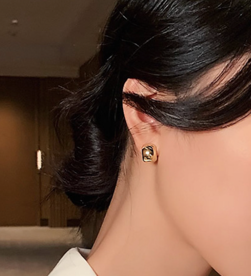 Basic ear studs